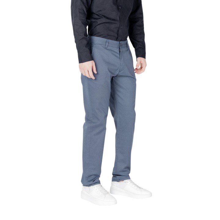 Armani Exchange pantalón de hombre azul oscuro vista de tres cuartos