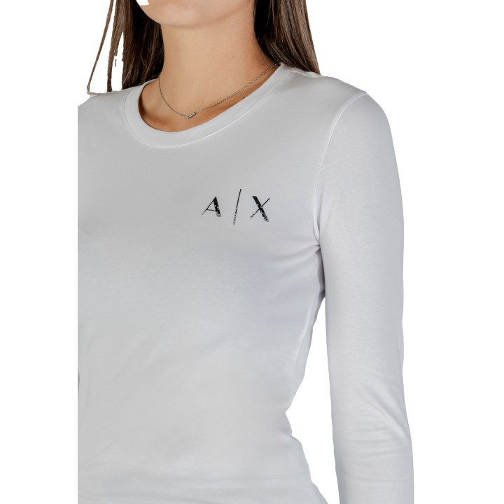 Detalle del logo de camiseta blanca Armani Exchange de mujer XW001353 AF17173