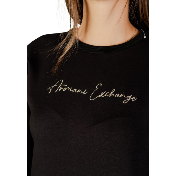 Detalle del logo dorado de sudadera negra Armani Exchange para mujer