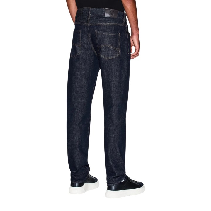 Vaqueros Armani Exchange para hombre en denim oscuro vista posterior