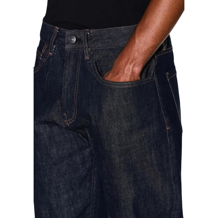 Detalle de vaqueros Armani Exchange para hombre en denim oscuro