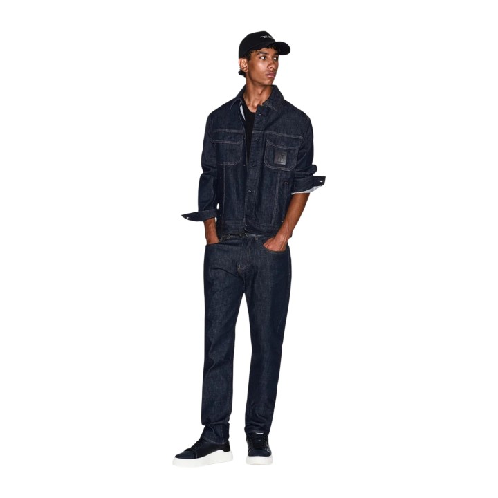 Vaqueros Armani Exchange para hombre en denim oscuro vista de tres cuartos