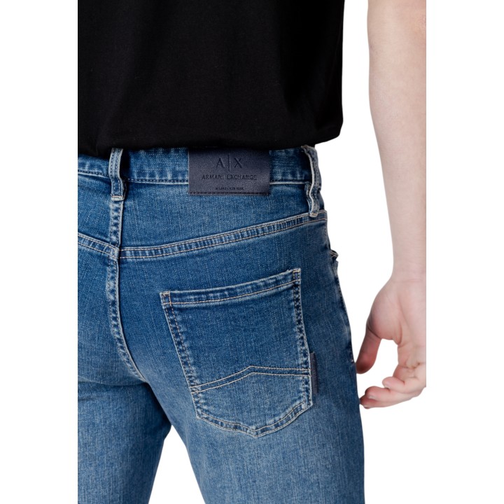 Detalle de vaqueros Armani Exchange de hombre en denim azul
