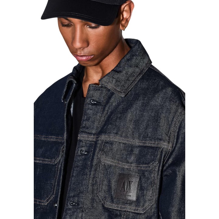Detalle de chaqueta de hombre Armani Exchange en denim oscuro