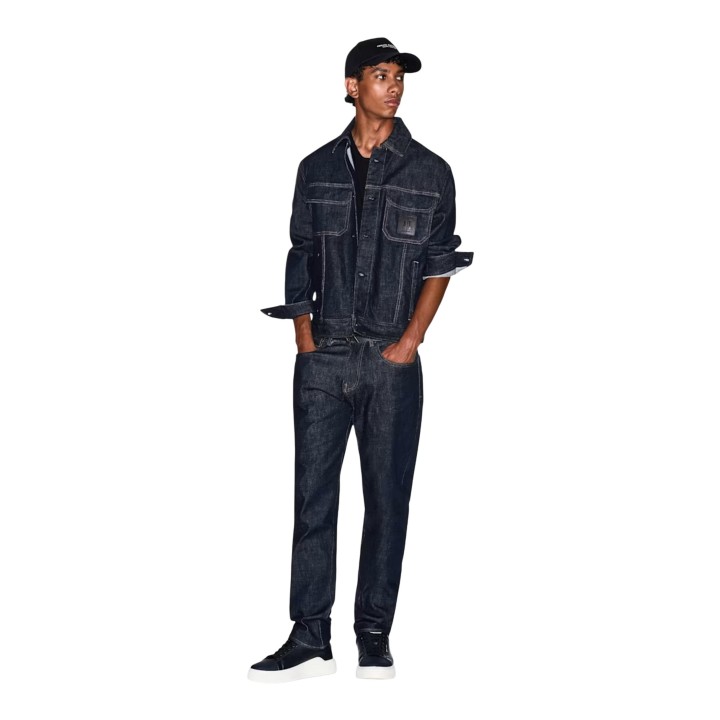 Chaqueta de hombre Armani Exchange en denim oscuro vista de tres cuartos