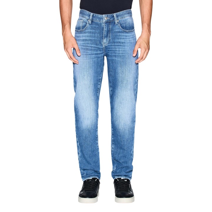 Armani Exchange vaqueros de hombre en denim azul claro vista frontal