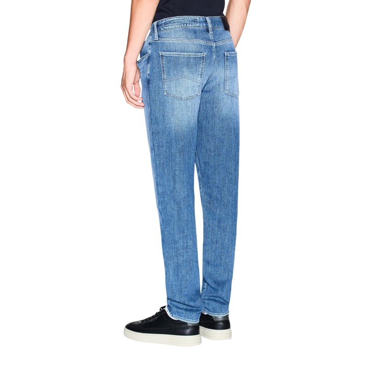 Armani Exchange vaqueros de hombre en denim azul claro vista posterior tres cuartos