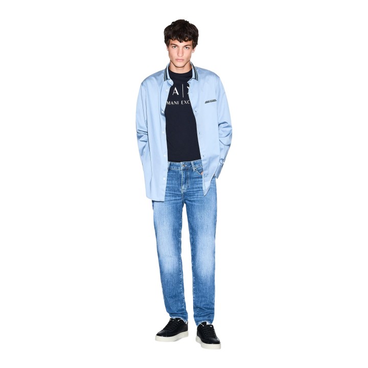 Armani Exchange vaqueros de hombre en denim azul claro vista frontal de cuerpo entero