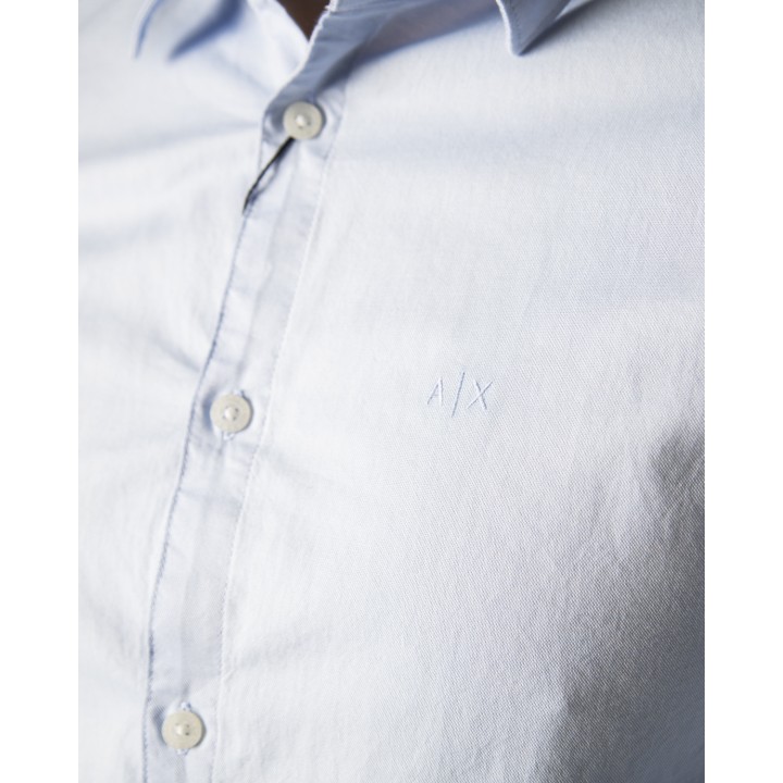 Detalle de camisa Armani Exchange de hombre celeste 8NZCGB Z8ANZ