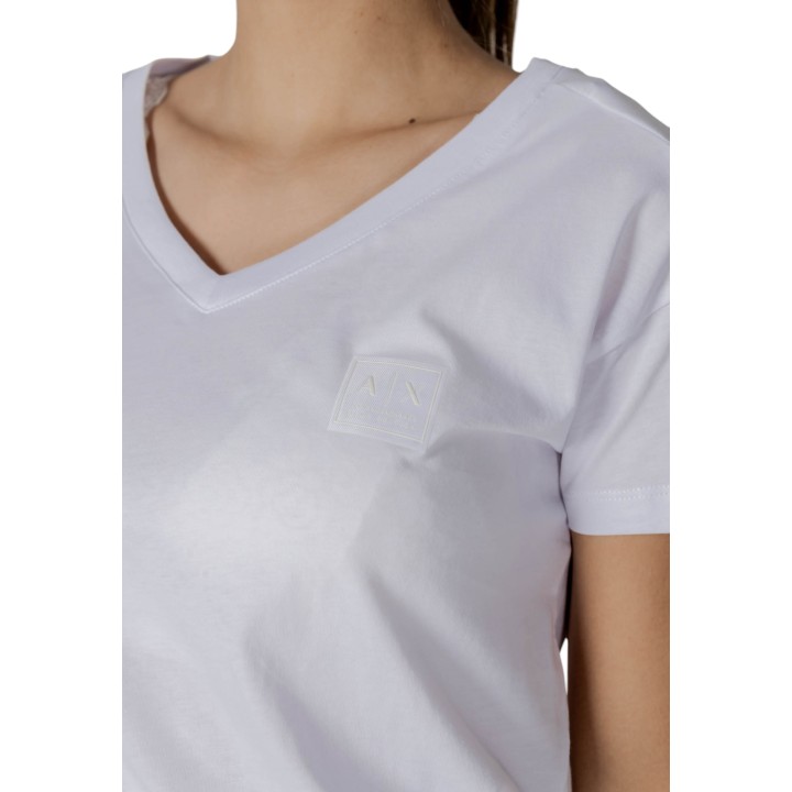 Detalle del logo de camiseta blanca Armani Exchange XW000531 AF10359