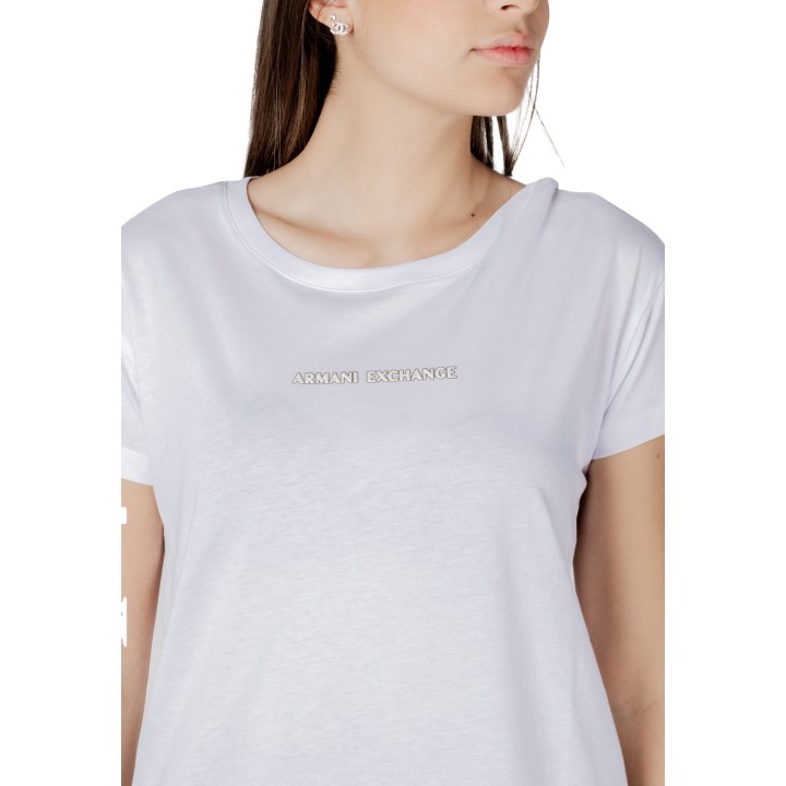 Detalle del logo en camiseta blanca de mujer Armani Exchange XW000534 AF10359