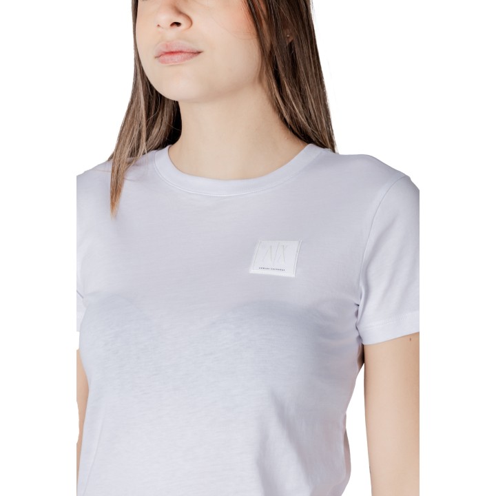 Detalle del logo de Armani Exchange en camiseta blanca de mujer