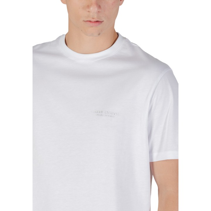 Detalle de camiseta Armani Exchange de hombre blanca con logotipo