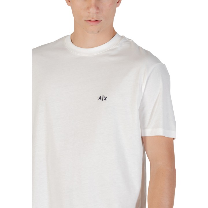 Detalle de camiseta Armani Exchange de hombre color crema