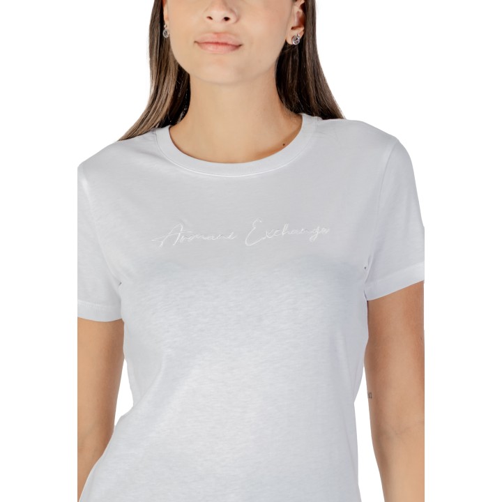 Detalle de camiseta blanca Armani Exchange de mujer