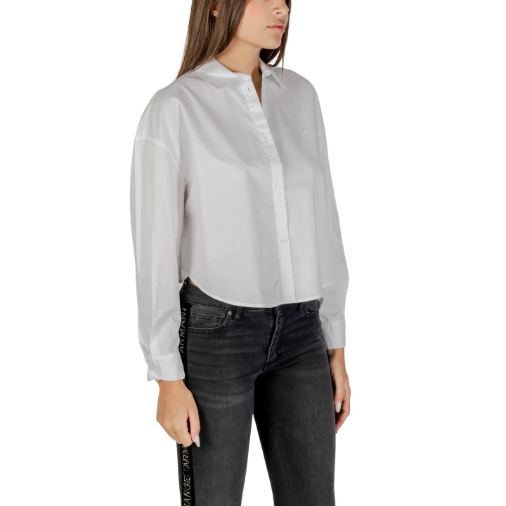 Armani Exchange camisa blanca de mujer vista de tres cuartos