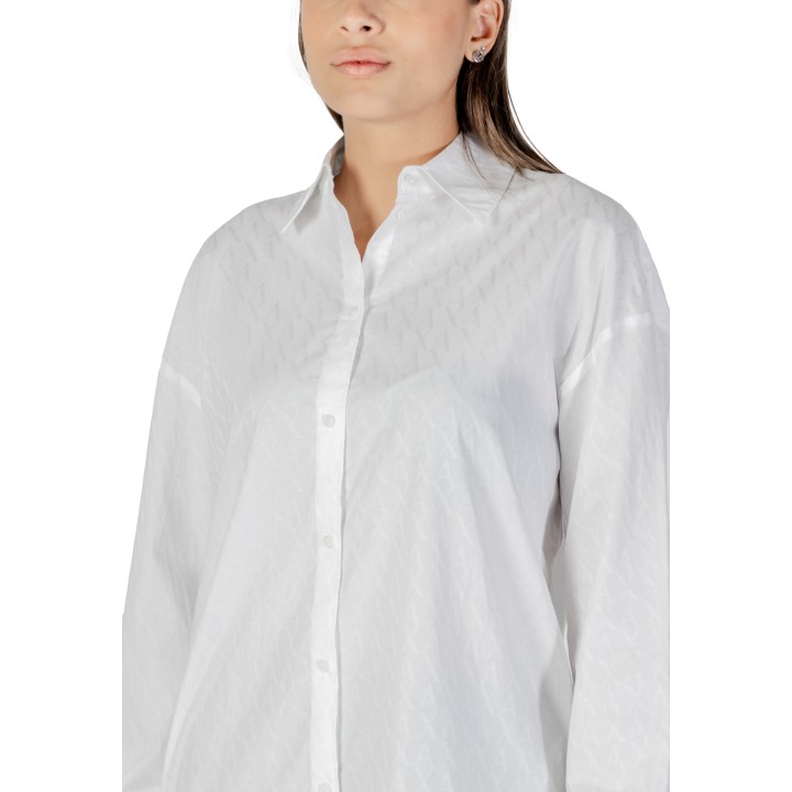 Armani Exchange blusa de mujer blanca XW001424 AF16631 detalle del cuello y estampado