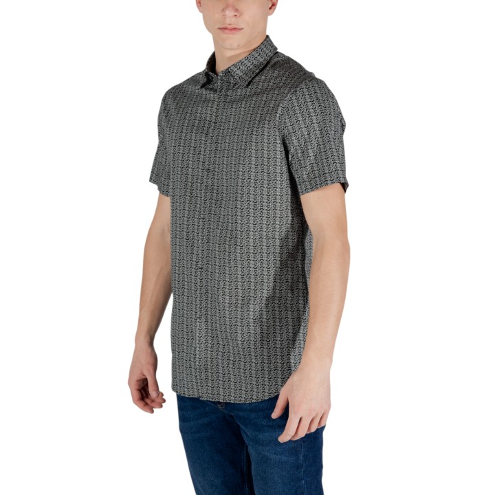 Camisa negra de hombre Armani Exchange XM000624 AF13184 vista de tres cuartos