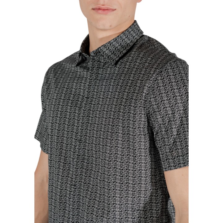 Detalle de camisa negra de hombre Armani Exchange XM000624 AF13184