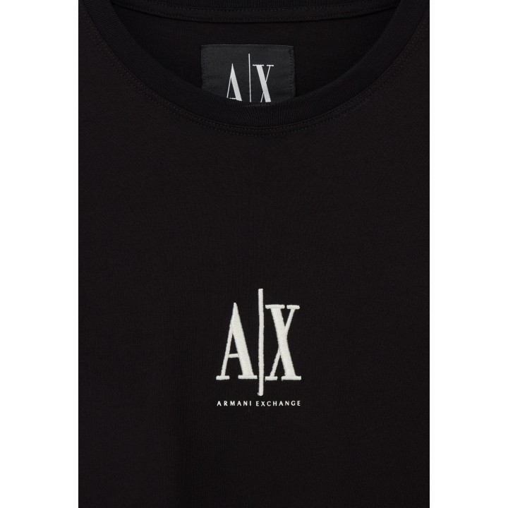 Detalle del cuello y logotipo de camiseta Armani Exchange negra de hombre