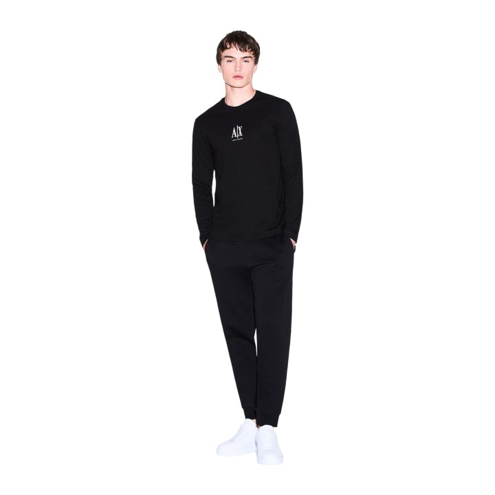Armani Exchange camiseta de hombre negra de manga larga vista frontal de cuerpo entero