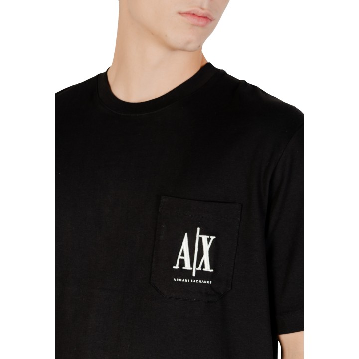 Detalle frontal de camiseta negra de hombre Armani Exchange con bolsillo y logo