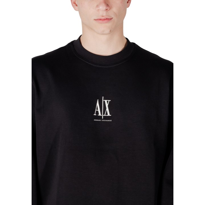 Detalle frontal del logo en sudadera negra Armani Exchange XM000368 AF10818
