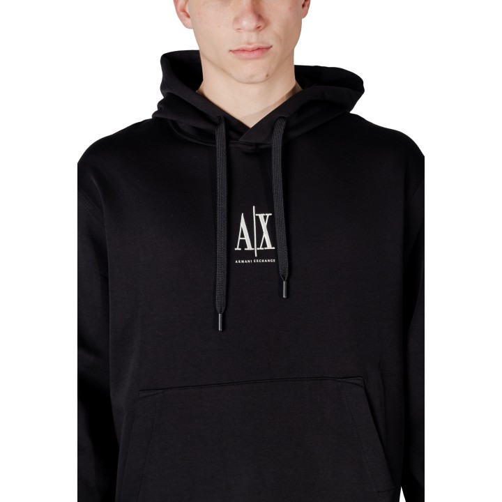 Detalle frontal de sudadera Armani Exchange negra para hombre con capucha