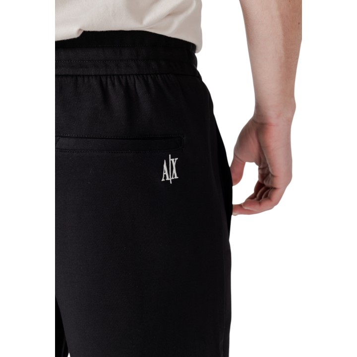 Detalle posterior del pantalón corto negro de hombre Armani Exchange XM000372 AF10818
