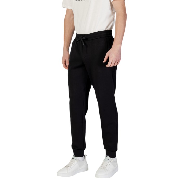 Armani Exchange pantalón deportivo de hombre negro vista tres cuartos