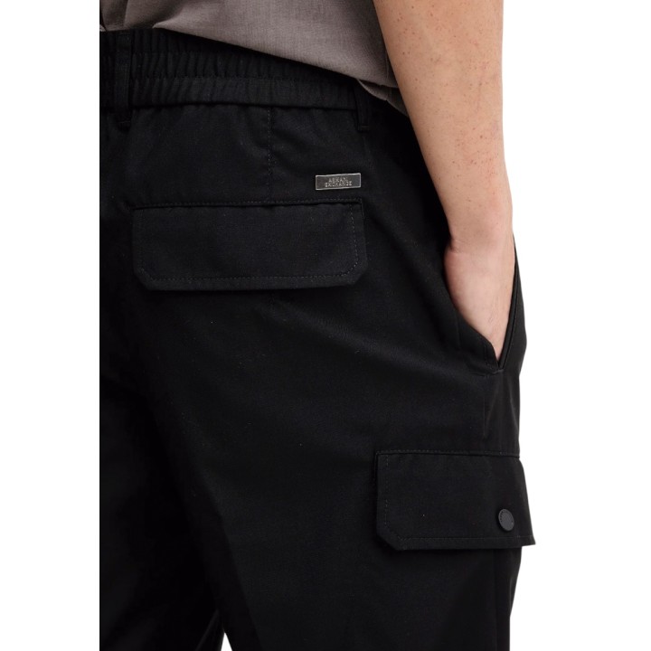 Pantalón negro de hombre Armani Exchange detalle posterior de bolsillos