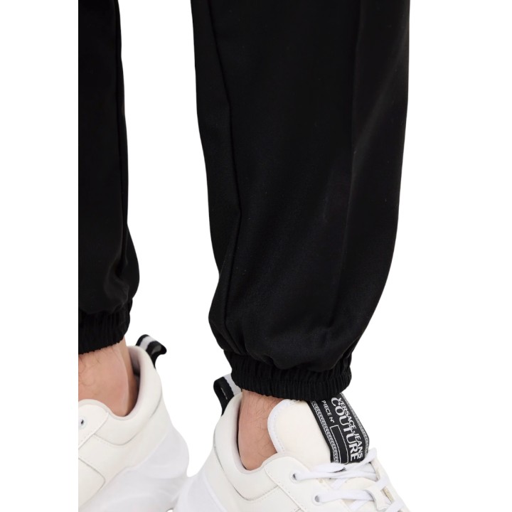 Pantalón negro de hombre Armani Exchange detalle del bajo elástico