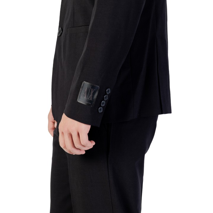 Detalle del blazer negro de hombre Armani Exchange puño y etiqueta