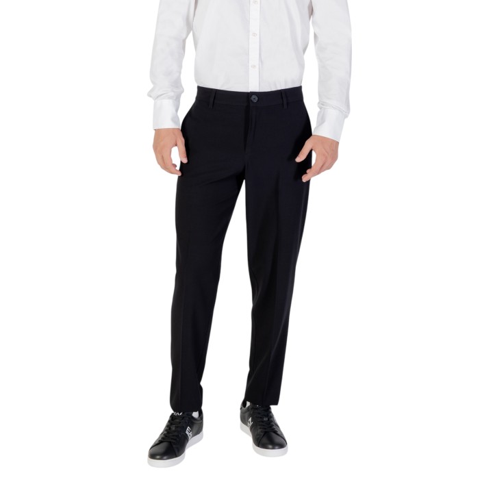 Armani Exchange pantalón negro de hombre vista frontal