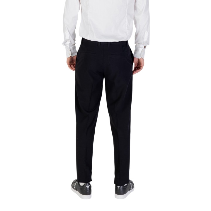 Armani Exchange pantalón negro de hombre vista posterior