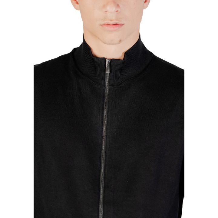 Detalle del cuello y cremallera del cárdigan negro Armani Exchange XM001279 AF10454