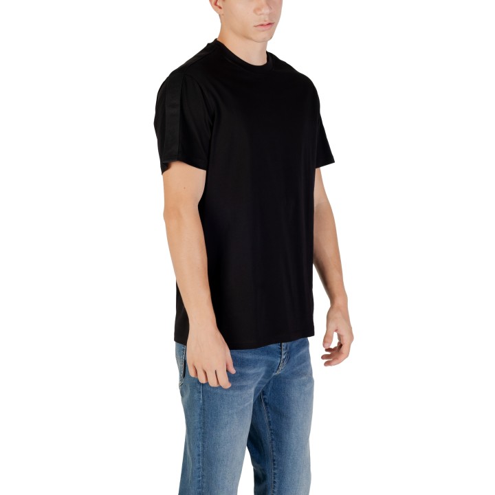 Camiseta negra Armani Exchange de hombre XM001283 AF10361 vista de tres cuartos