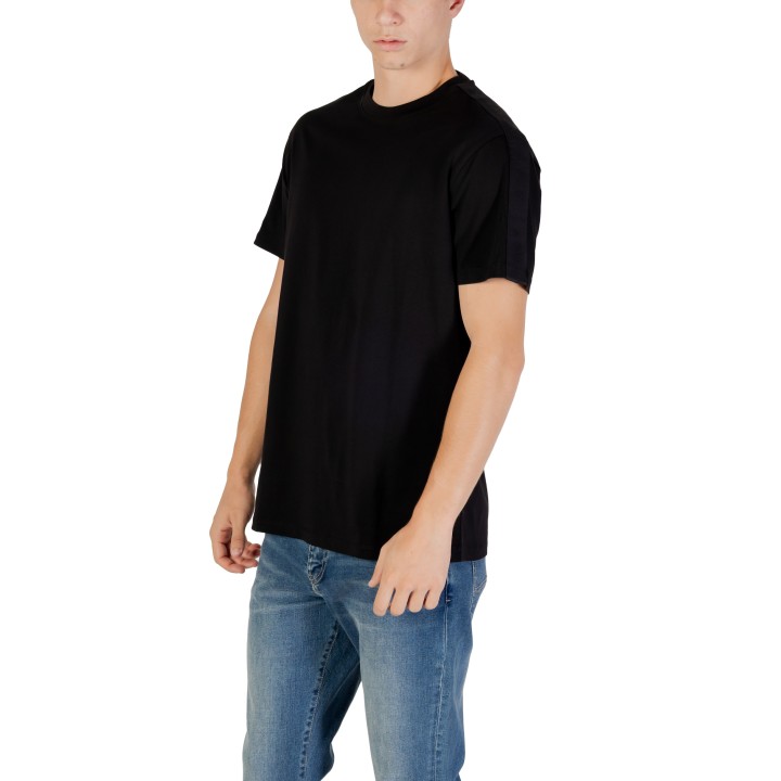 Camiseta negra Armani Exchange de hombre XM001283 AF10361 vista de tres cuartos