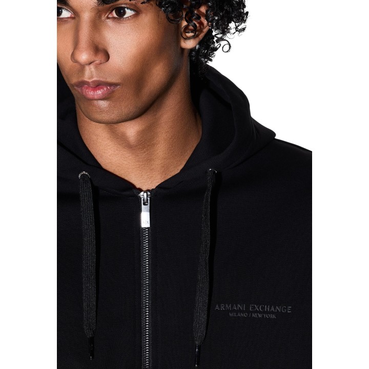 Detalle de sudadera negra Armani Exchange para hombre con capucha y cremallera