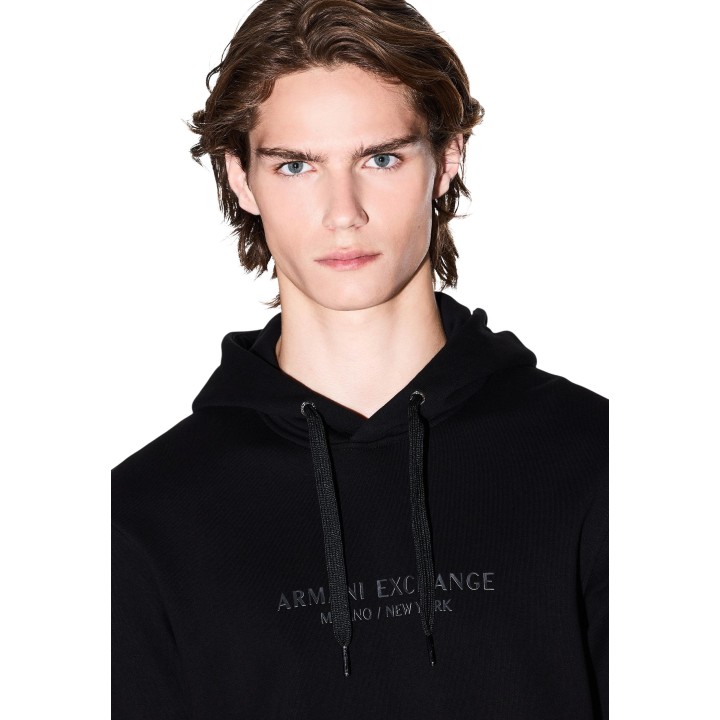 Detalle frontal de sudadera negra Armani Exchange de hombre con capucha