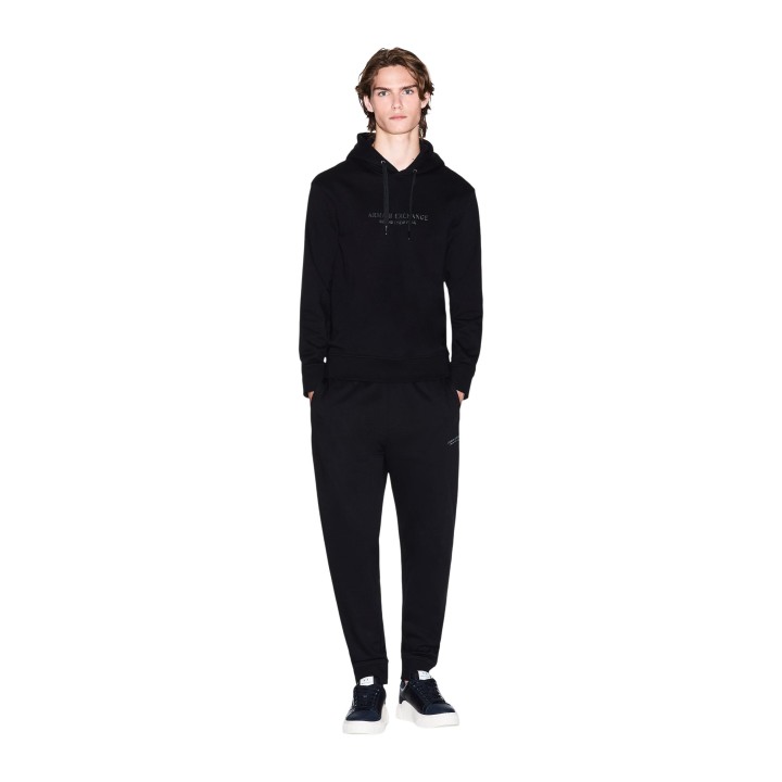 Armani Exchange sudadera negra de hombre con capucha vista frontal de cuerpo entero