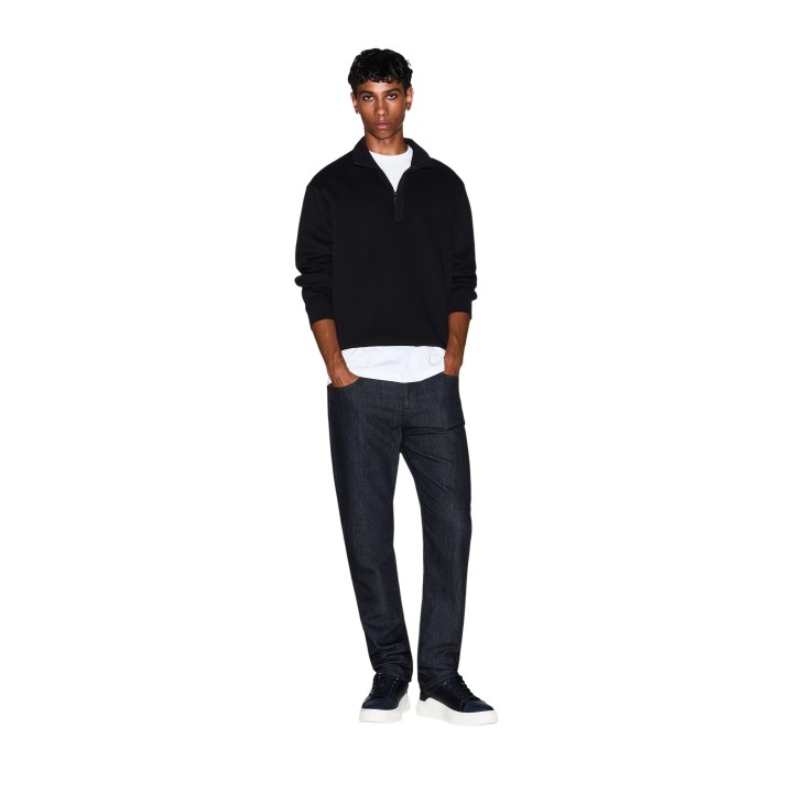 Armani Exchange sudadera negra de hombre vista frontal de cuerpo entero