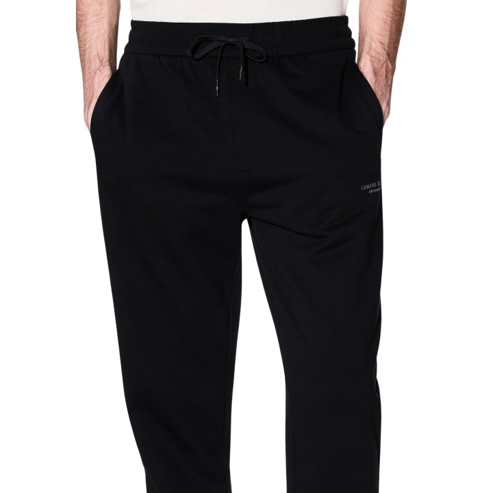 Detalle frontal del pantalón deportivo negro de hombre Armani Exchange XM001299 AF20934