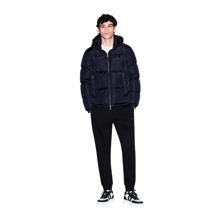 Armani Exchange pantalón deportivo negro de hombre XM001299 AF20934 vista de tres cuartos