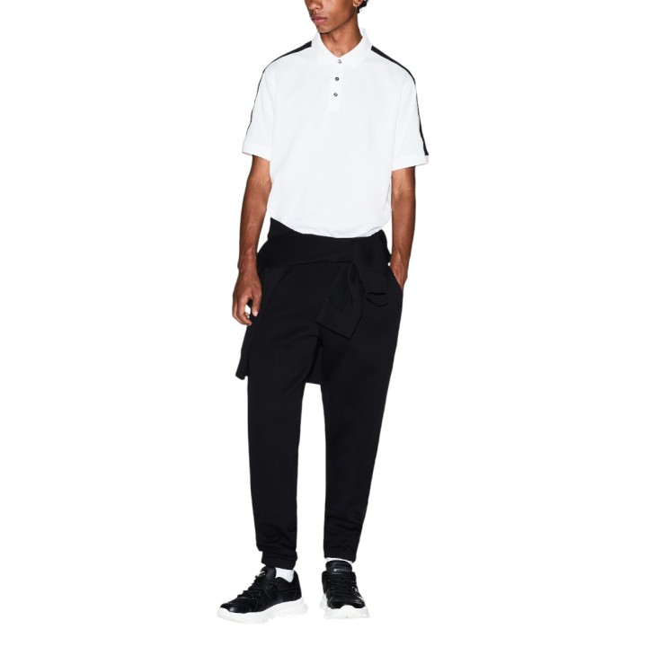 Armani Exchange pantalón deportivo negro de hombre XM001301 AF10818 vista de tres cuartos