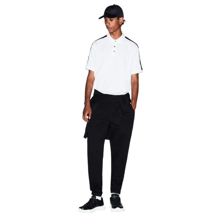 Armani Exchange pantalón deportivo negro de hombre XM001301 AF10818 vista de tres cuartos