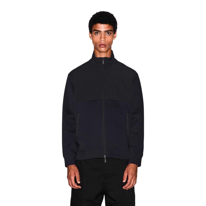 Sudadera negra de hombre Armani Exchange vista frontal con modelo
