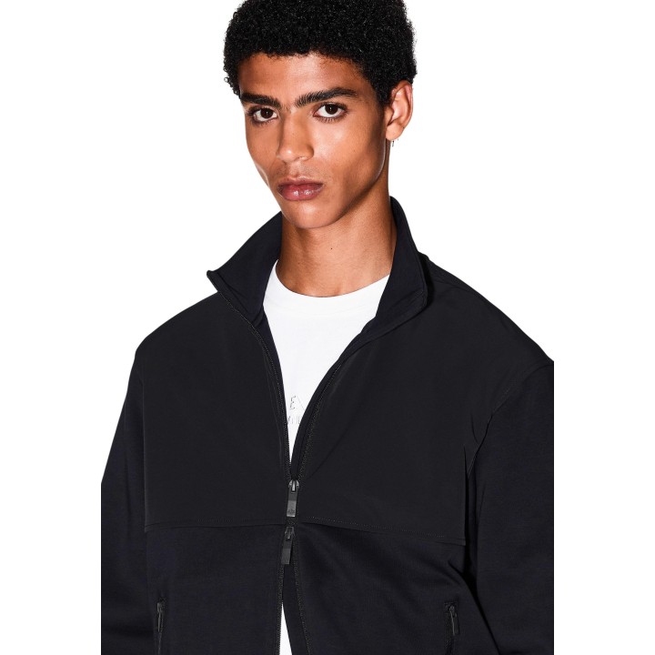 Detalle frontal de sudadera negra de hombre Armani Exchange