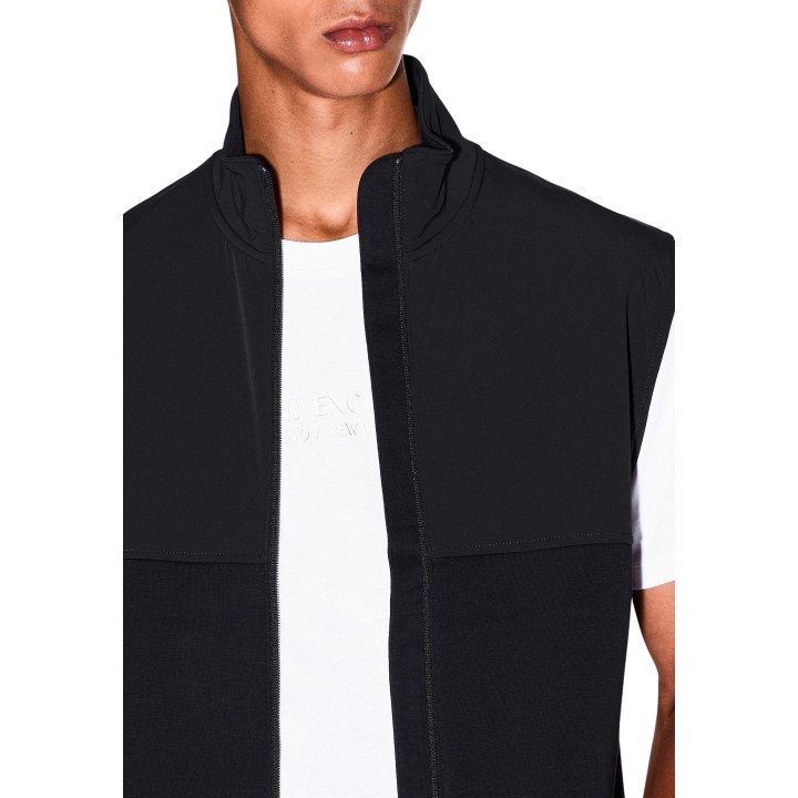 Detalle del cuello y cremallera de la sudadera negra Armani Exchange