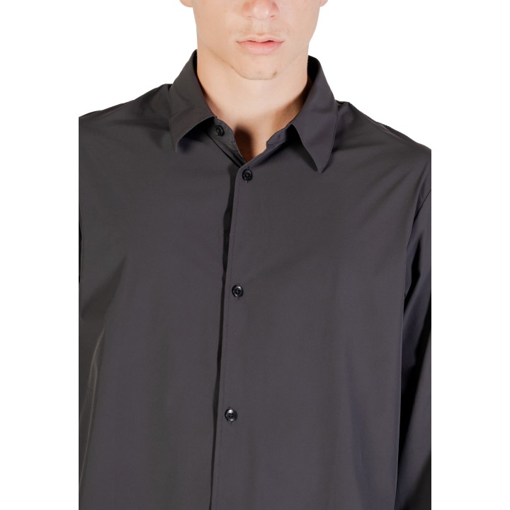 Detalle del cuello y botones de camisa negra Armani Exchange de hombre